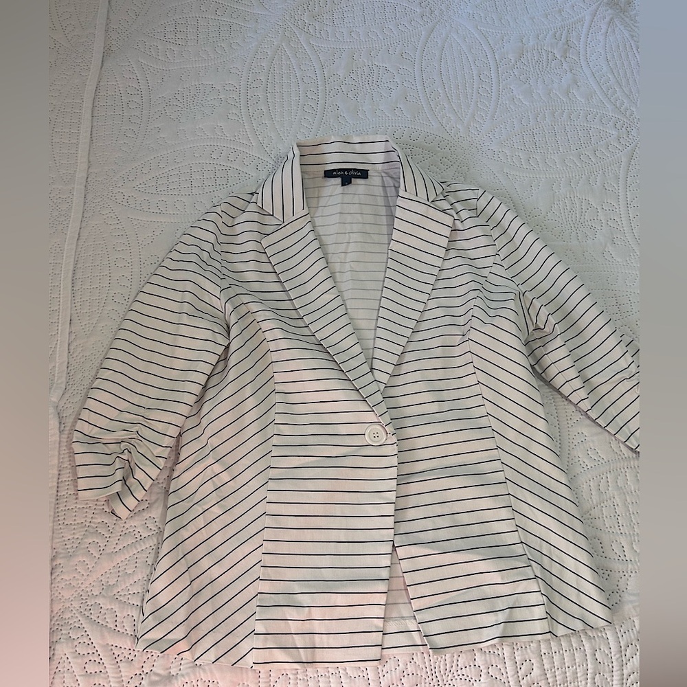 3/4” Sleeve Blazer (White w/Black Stripes)